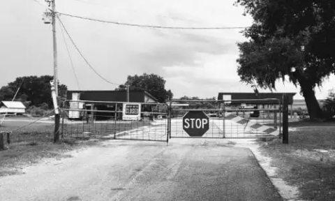 Bordages marina gates closed.jpg